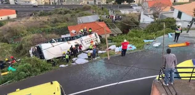 Portogallo, bus precipita in una scarpata nell’Isola di Madeira : sale il numero dei morti