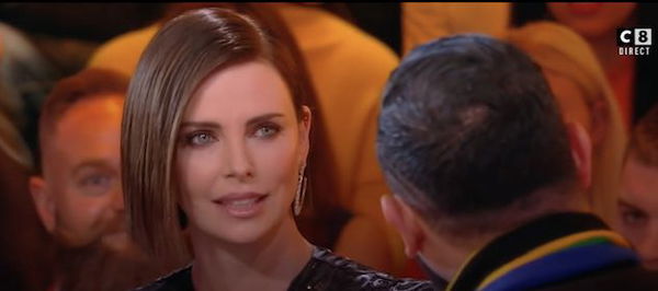 Charlize Theron ha blastato un conduttore francese che ha baciato la traduttrice