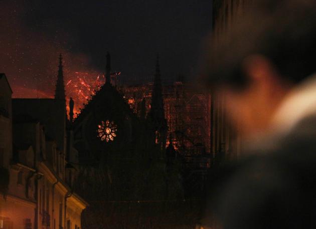 Dentro Notre Dame: la cascata di lapilli dal soffitto | FOTO e VIDEO article-post