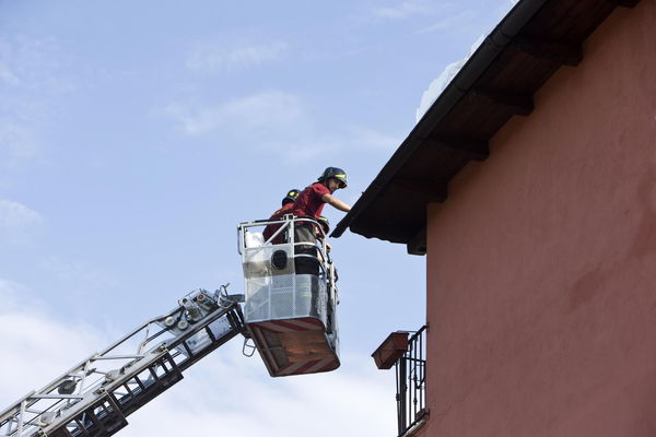 Roma, esplosione a Boccea per una fuga di gas: una donna anziana ferita