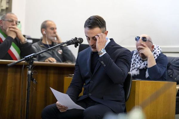 Caso Cucchi: il superteste Francesco Tedesco stringe la mano di Ilaria e si scusa