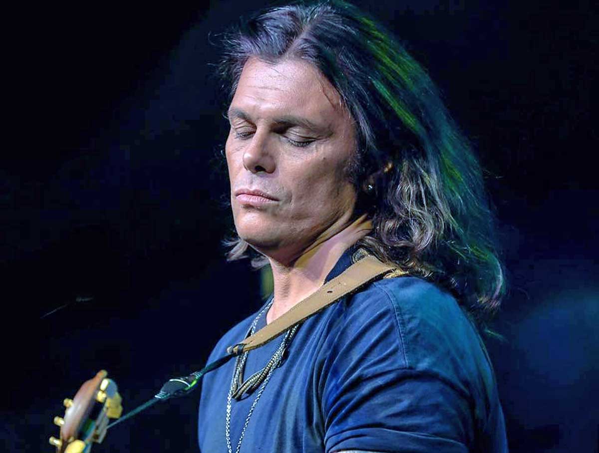 Gianluca Grignani il ritorno alla musica parte dagli studi di Pino Daniele Gianluca Grignani il ritorno alla musica parte dagli studi di Pino Daniele