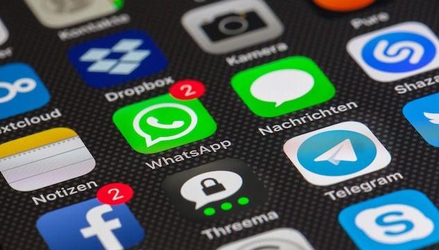 FacebookDown e l'arresto di Julian Assange: le teorie sulla reazione degli attivisti