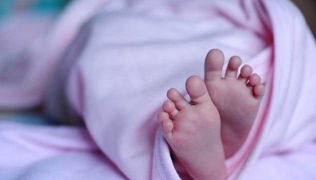 Maternità surrogata: La madre legale va riconosciuta anche nei Paesi Europei dove non è consentito l'utero in affitto