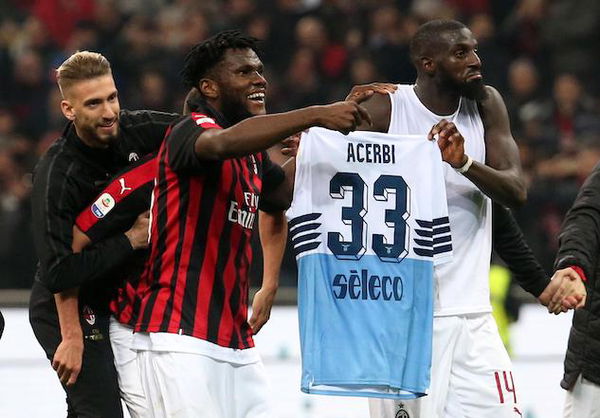 Milan-Lazio, Bakayoko e Kessié provocano Acerbi portando la sua maglia sotto la curva 