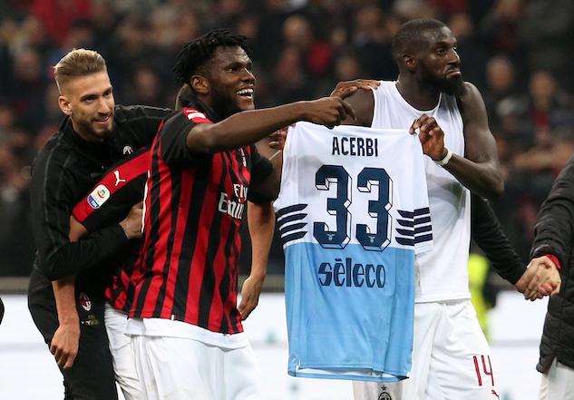Milan-Lazio, Bakayoko e Kessié provocano Acerbi portando la sua maglia sotto la curva article-post