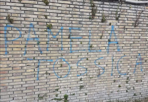 L’orribile scritta a Macerata dove Pamela Mastropietro è stata fatta a pezzi