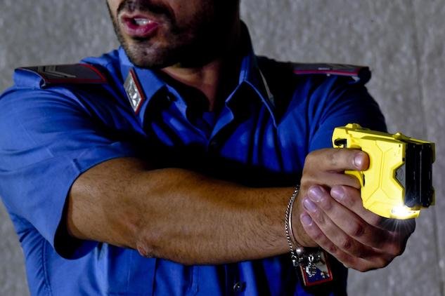 Matteo Salvini annuncia: a giugno la pistola elettrica in dotazione alle forze di polizia