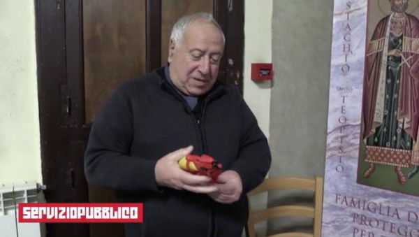 Il prete che distribuisce pistole ad acqua contro la legittima difesa: «Mi hanno minacciato dicendo che loro usano altre pistole»