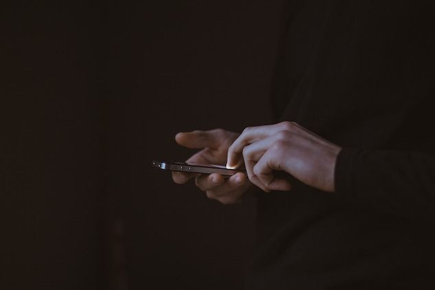 Mandava sms d’amore all’allieva di 13 anni: professore 40enne assolto in via definitiva article-post