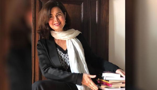 La foto di Boldrini. Ovvero: chi di mitra ferisce, di libro perisce