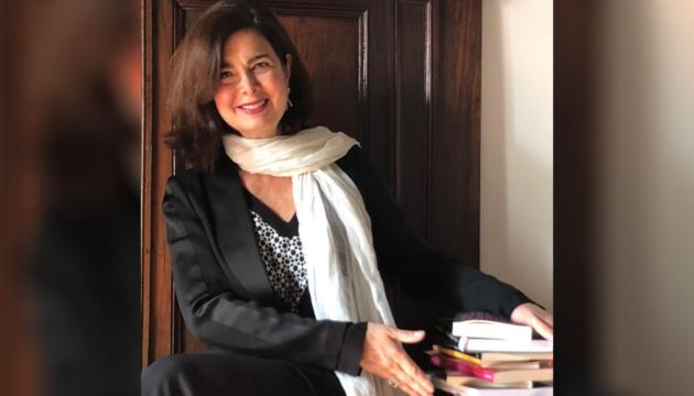 La foto di Boldrini. Ovvero: chi di mitra ferisce, di libro perisce article-post
