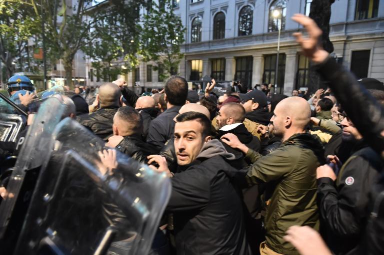 Milano, scontri tra neofascisti e polizia nel «29 aprile nero» per ricordare Ramelli