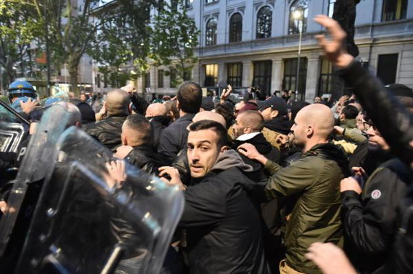 Milano, scontri tra neofascisti e polizia nel «29 aprile nero» per ricordare Ramelli