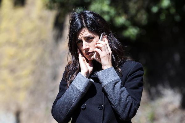 Inchiesta de L’Espresso: «Raggi ha fatto pressioni per chiudere il bilancio Ama in rosso»