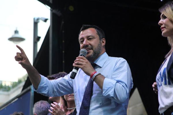 Salvini dice no al taglio degli ‘80 euro’ di Renzi: «Io do, non tolgo». Ma il leghista Garavaglia lo smentisce