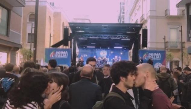 Bacio gay al comizio di Salvini
