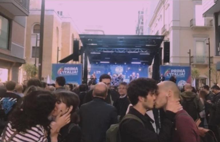 La protesta del bacio gay durante il comizio di Salvini a Bari