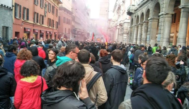 Bologna, la città contro il comizio di Forza Nuova: scontri in piazza tra antifascisti e forze dell’ordine