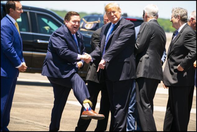 Il governatore della Louisiana accoglie Trump indossando calzini col parrucchino article-post