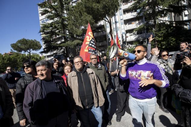 La Raggi insultata a Casal Bruciato «La famiglia ha diritto a quella casa»