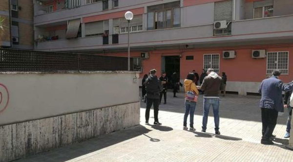 Manifestanti di destra contro 14 rom assegnatari di casa popolare: «Vi tiriamo una bomba»