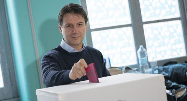 Giuseppe Conte indossa la maschera: «Neanche a casa sanno per chi ho votato»
