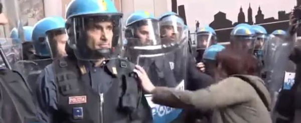 Bologna, grida: «I fascisti hanno ucciso la mia famiglia, perché li difendete». E viene trascinata a terra dalla Polizia