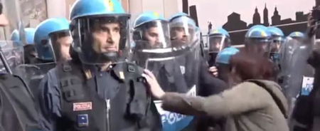 Bologna, grida: «I fascisti hanno ucciso la mia famiglia, perché li difendete». E viene trascinata a terra dalla Polizia article-post