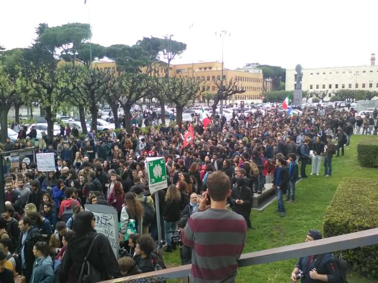 Per la prima volta, Di Maio parla di «tensione sociale palpabile» facendo appello alla Lega