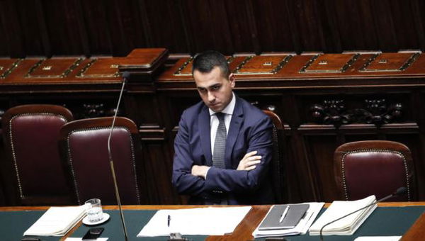 Di Maio furioso con la Raggi: «Aiuti i romani e non i rom»