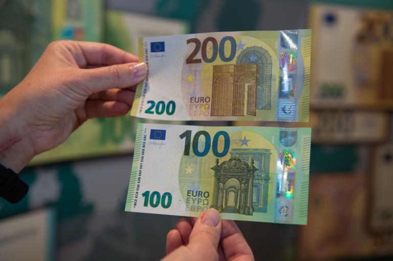 Da oggi le nuove banconote da 100 e 200 euro: potranno essere lavate e stirate