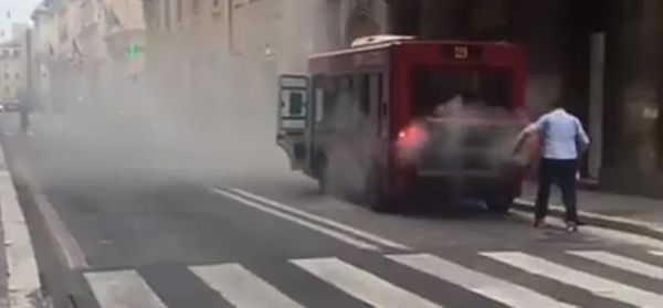Un altro bus elettrico è andato a fuoco al centro di Roma | VIDEO