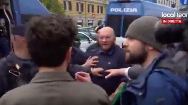 Il militante di Forza Nuova che dà uno schiaffo a un ragazzo davanti a Roberto Fiore e alla polizia | VIDEO
