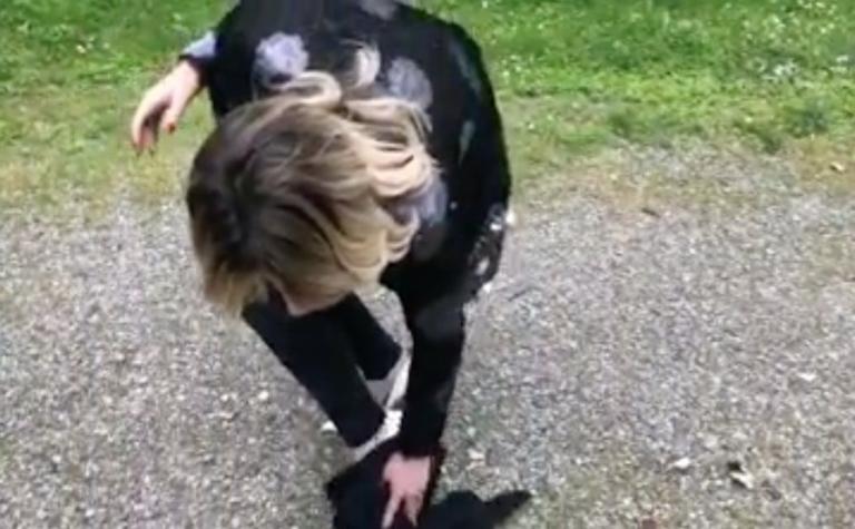 La candidata di Fratelli d’Italia che si pulisce le scarpe con la maglietta antifascista | VIDEO