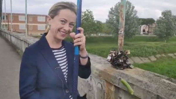 Giorgia Meloni pesca le zucchine di mare (nel fiume) | VIDEO