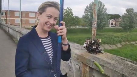 Giorgia Meloni pesca le zucchine di mare (nel fiume) | VIDEO article-post