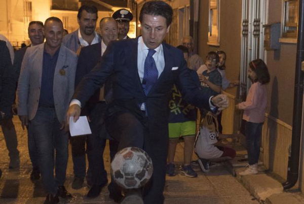 Giuseppe Conte: «Io non faccio l’allenatore». Il suo ruolo è quello del bomber, senza apparenti meriti sportivi