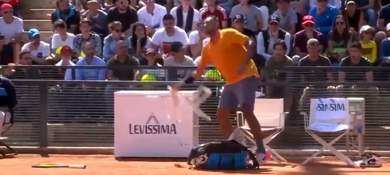 Internazionali di Tennis, follia Kyrgios: lancia una sedia in campo e viene squalificato | VIDEO