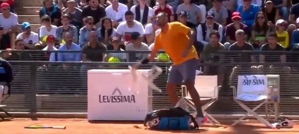Internazionali di Tennis, follia Kyrgios: lancia una sedia in campo e viene squalificato | VIDEO