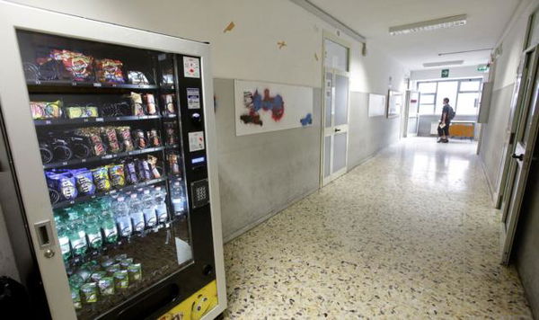 Lodi, sospendono la figlia e la madre aggredisce la vicepreside