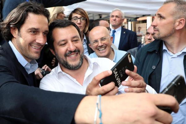 Luca Toni sul palco con Salvini a Modena