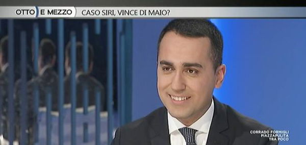 Luigi Di Maio ha negato di aver abbassato lo sguardo nell’incontro sull’Ilva a Taranto | VIDEO