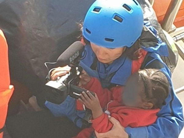 La mare Jonio ha salvato 30 migranti, tra cui una bimba di un anno e due donne incinte