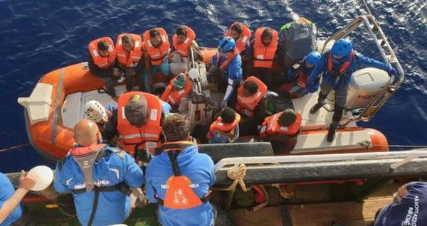 La Mare Jonio è entrata in acque italiane e chiede un porto sicuro