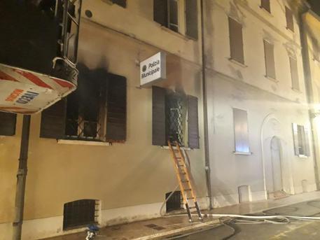 Mirandola, rogo in sede polizia locale