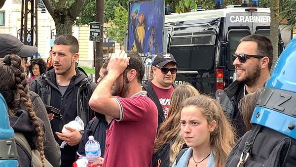 Modena, un ferito prima del comizio di Salvini. Il ministro: «Non ci sono i più i compagni di una volta»