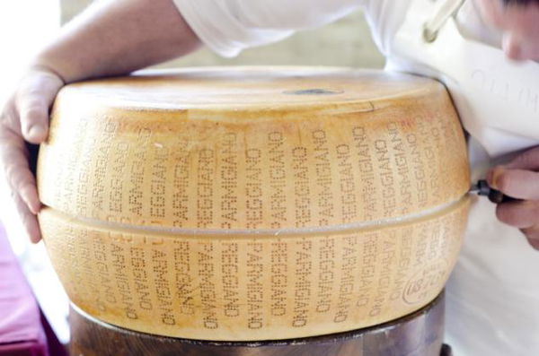 «I francesi vogliono prendersi il nostro Parmigiano». Ma l’azienda è in mani straniere dal 2014