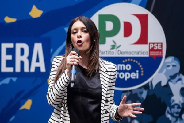 Gli attacchi sessisti alla Picierno che finanzia la campagna con il crowdfunding: «Quanto vuoi per una notte?»