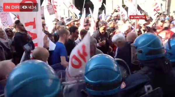 Primo Maggio, la polizia carica i manifestanti no Tav al corteo di Torino